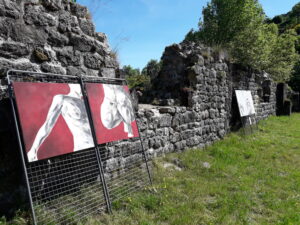 Exposition in situ d'art contemporain. Toiles acryliques de corps au milieu d'un abbaye de Mazan, site patrimoine exceptionnel. Au milieu de la montagne ardéchoise