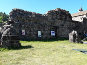 Exposition in situ d'art contemporain. Toiles acryliques de paysage au milieu d'un abbaye de Mazan, site patrimoine exceptionnel. Au milieu de la montagne ardéchoise