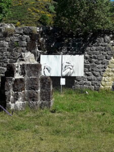 Exposition in situ d'art contemporain. Toiles acryliques de corps au milieu d'un abbaye de Mazan, site patrimoine exceptionnel. Au milieu de la montagne ardéchoise
