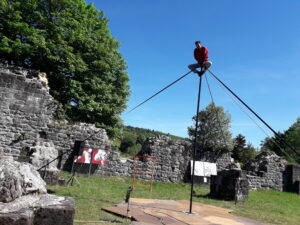 Exposition in situ d'art contemporain. Toiles acryliques de corps au milieu d'un abbaye de Mazan, site patrimoine exceptionnel. Au milieu de la montagne ardéchoise