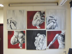 Photo de l'exposition d'hiver la chapelle, le cheylard, au coeur des boutieres. Peintures acryliques de corps, paysages, celine leynaud, artiste peintre contemporaine