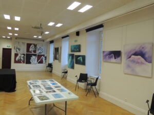 Photo de l'exposition d'hiver la chapelle, le cheylard, au coeur des boutieres. Peintures acryliques de corps, paysages, celine leynaud, artiste peintre contemporaine