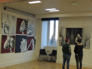 Photo de l'exposition d'hiver la chapelle, le cheylard, au coeur des boutieres. Peintures acryliques de corps, paysages, celine leynaud, artiste peintre contemporaine