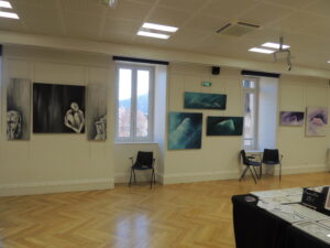 Photo de l'exposition d'hiver la chapelle, le cheylard, au coeur des boutieres. Peintures acryliques de corps, paysages, celine leynaud, artiste peintre contemporaine