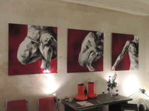 Photo du vernissage sur AVIGNON de l'exposition de céline leynaud, artiste peintre contemporaine, devant ses toiles de peinture représentant des corps