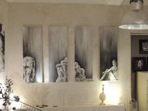 Photo du vernissage sur AVIGNON de l'exposition de céline leynaud, artiste peintre contemporaine, devant ses toiles de peinture représentant des corps