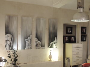 Photo du vernissage sur AVIGNON de l'exposition de céline leynaud, artiste peintre contemporaine, devant ses toiles de peinture représentant des corps