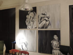 Photo du vernissage sur AVIGNON de l'exposition de céline leynaud, artiste peintre contemporaine, devant ses toiles de peinture représentant des corps