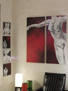 Photo du vernissage sur AVIGNON de l'exposition de céline leynaud, artiste peintre contemporaine, devant ses toiles de peinture représentant des corps