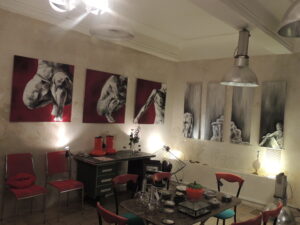 Photo du vernissage sur AVIGNON de l'exposition de céline leynaud, artiste peintre contemporaine, devant ses toiles de peinture représentant des corps