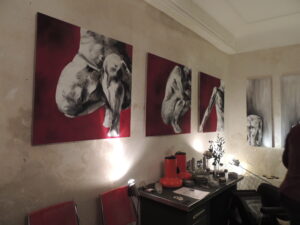 Photo du vernissage sur AVIGNON de l'exposition de céline leynaud, artiste peintre contemporaine, devant ses toiles de peinture représentant des corps