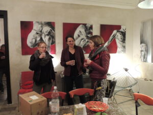 Photo du vernissage sur AVIGNON de l'exposition de céline leynaud, artiste peintre contemporaine, devant ses toiles de peinture représentant des corps