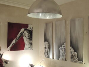 Photo du vernissage sur AVIGNON de l'exposition de céline leynaud, artiste peintre contemporaine, devant ses toiles de peinture représentant des corps