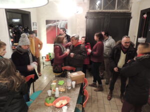 Photo du vernissage sur AVIGNON de l'exposition de céline leynaud, artiste peintre contemporaine, devant ses toiles de peinture représentant des corps