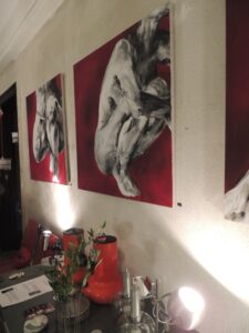 Photo du vernissage sur AVIGNON de l'exposition de céline leynaud, artiste peintre contemporaine, devant ses toiles de peinture représentant des corps