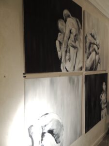 Photo du vernissage sur AVIGNON de l'exposition de céline leynaud, artiste peintre contemporaine, devant ses toiles de peinture représentant des corps