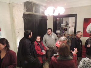 Photo du vernissage sur AVIGNON de l'exposition de céline leynaud, artiste peintre contemporaine, devant ses toiles de peinture représentant des corps