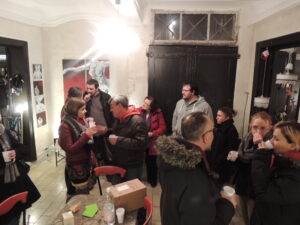 Photo du vernissage sur AVIGNON de l'exposition de céline leynaud, artiste peintre contemporaine, devant ses toiles de peinture représentant des corps