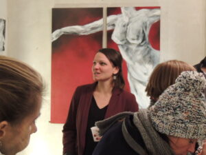 Photo du vernissage sur AVIGNON de l'exposition de céline leynaud, artiste peintre contemporaine, devant ses toiles de peinture représentant des corps