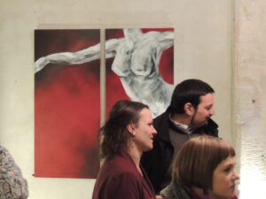 Photo du vernissage sur AVIGNON de l'exposition de céline leynaud, artiste peintre contemporaine, devant ses toiles de peinture représentant des corps