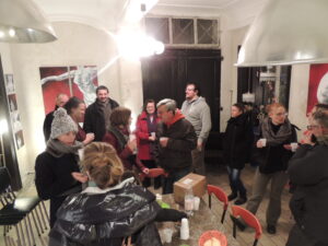 Photo du vernissage sur AVIGNON de l'exposition de céline leynaud, artiste peintre contemporaine, devant ses toiles de peinture représentant des corps