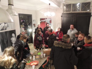 Photo du vernissage sur AVIGNON de l'exposition de céline leynaud, artiste peintre contemporaine, devant ses toiles de peinture représentant des corps