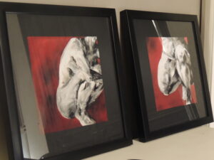 Photo du vernissage de l'exposition de céline leynaud, artiste peintre contemporaine, devant ses toiles de peinture représentant des corps