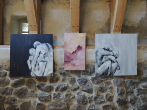 Photo de l'exposition de toiles contemporaines à l'exposition le champ des muses à rajasse. Toile de peinture acrylique, suc de sara, rocher de soutron, nu rouge