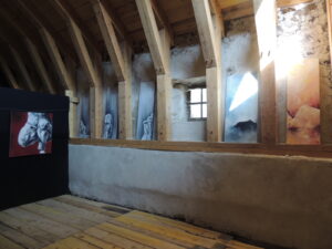 Photo de l'exposition de toiles contemporaines à l'exposition le champ des muses à rajasse. Toile de peinture acrylique, suc de sara, rocher de soutron, nu rouge