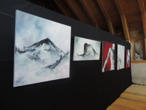 Photo de l'exposition de toiles contemporaines à l'exposition le champ des muses à rajasse. Toile de peinture acrylique, suc de sara, rocher de soutron, nu rouge