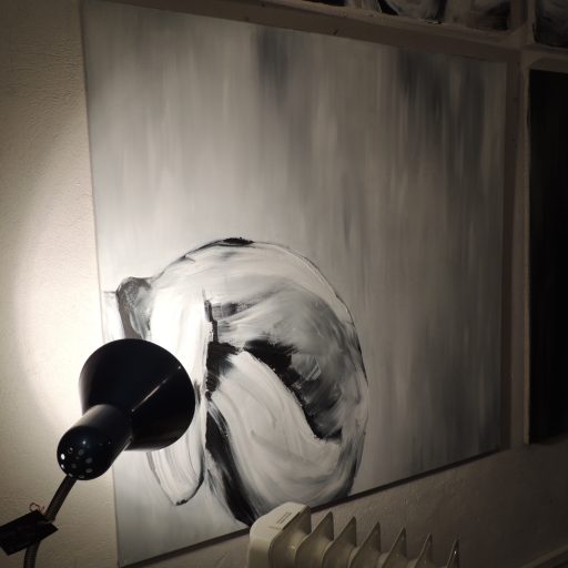 Photo du vernissage sur AVIGNON de l'exposition de céline leynaud, artiste peintre contemporaine, devant ses toiles de peinture représentant des corps